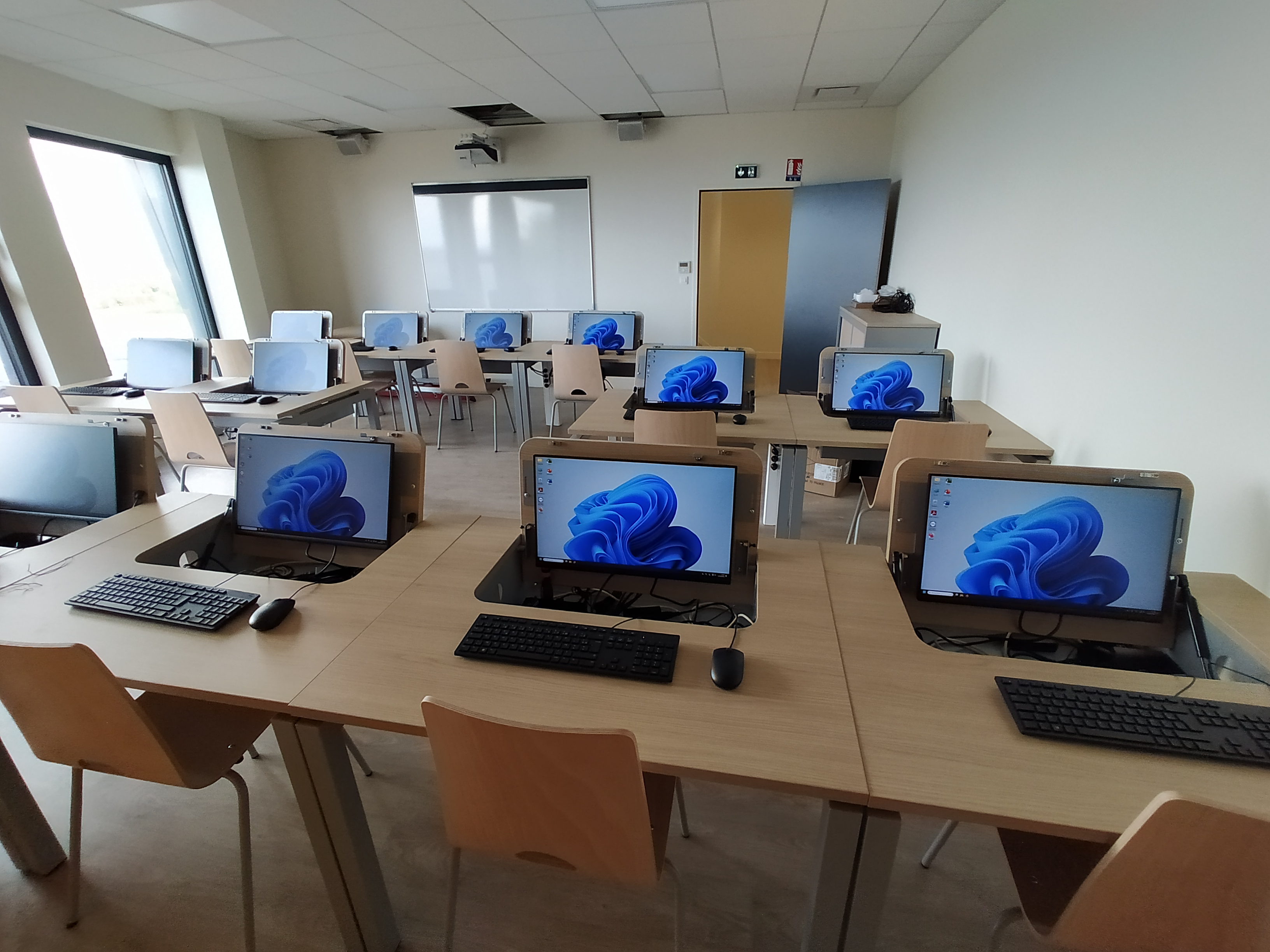 Salle informatique avec plusieurs ordinateurs